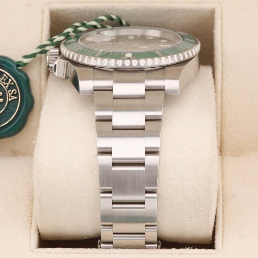 Rolex Submariner 116610LV Hulk 40mm Rolex Submariner 116610LV Hulk 40mm