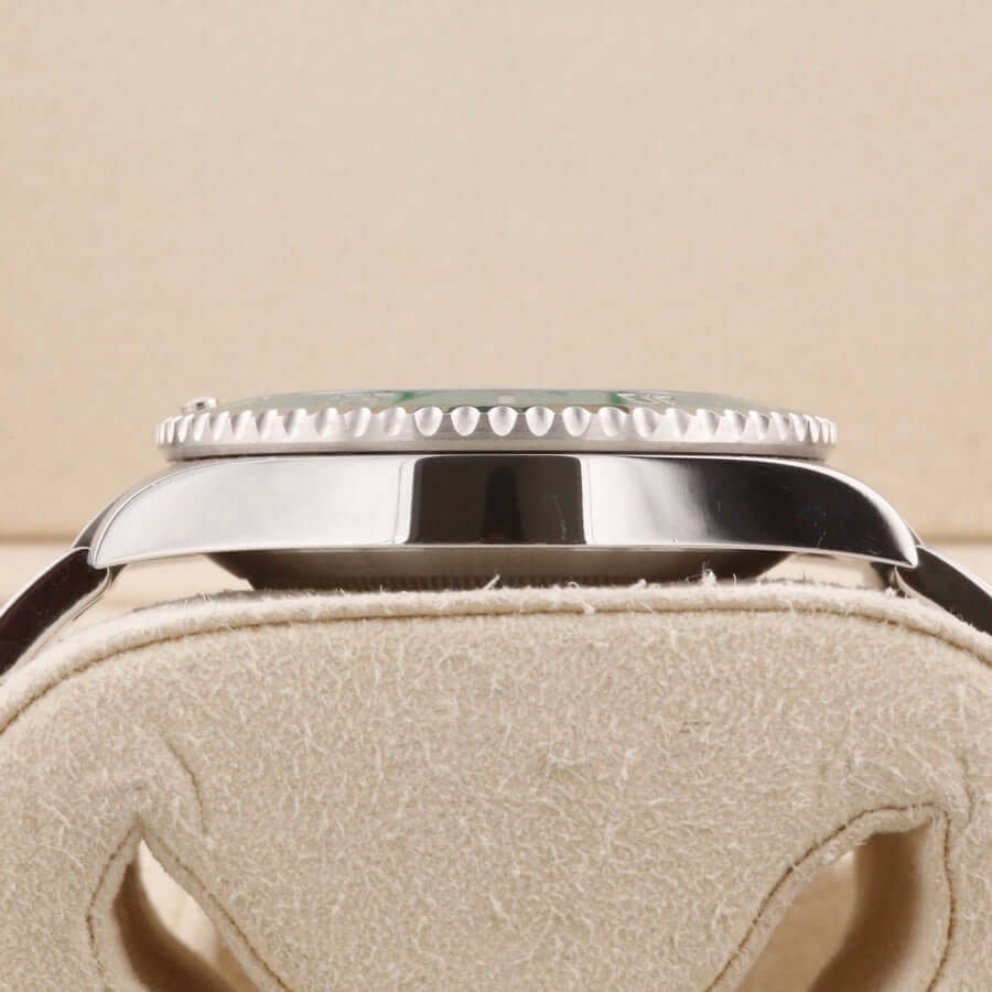Rolex Submariner 116610LV Hulk 40mm Rolex Submariner 116610LV Hulk 40mm