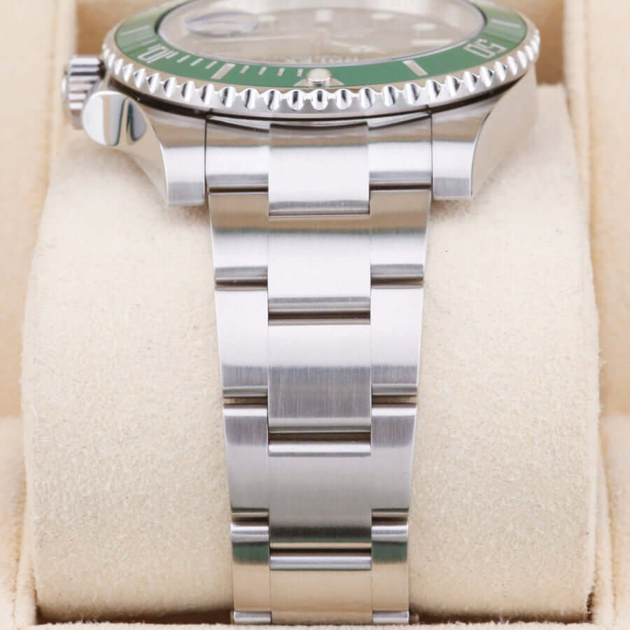 Rolex Submariner Hulk 116610LV Green 40mm 2019 Rolex Submariner Hulk 116610LV Green 40mm 2019
