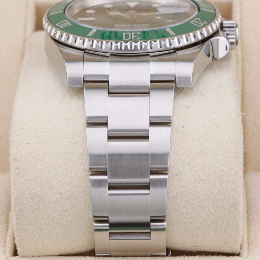 Rolex Submariner Hulk 116610LV Green 40mm 2019 Rolex Submariner Hulk 116610LV Green 40mm 2019